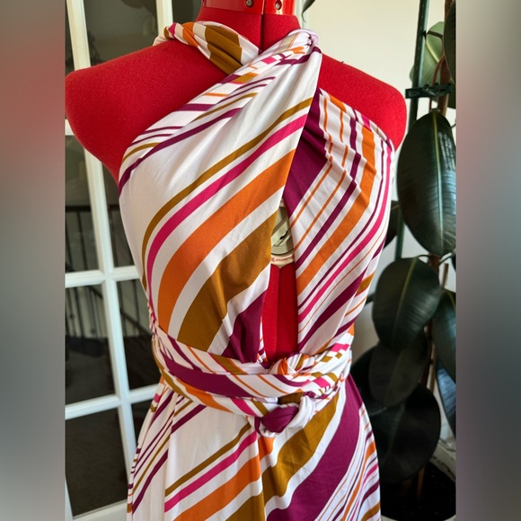 Dress, one size fits many. Convertible style - Picture 3 of 5